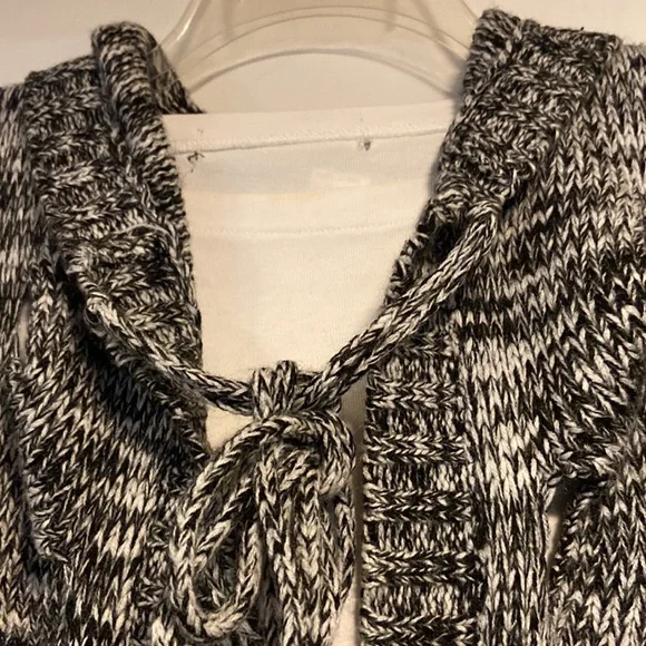 Hot & Delicious vest. Knitted. Beautiful design. Hooded. Chic & unique. - Picture 4 of 8